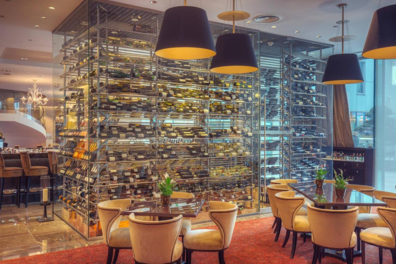 河滨公园大酒店-奢华精选 布拉迪斯拉发 外观 照片 Wine rack at the hotel