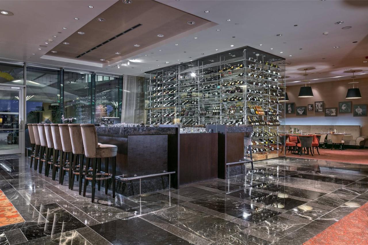 河滨公园大酒店-奢华精选 布拉迪斯拉发 外观 照片 The bar at the Mandarin Oriental