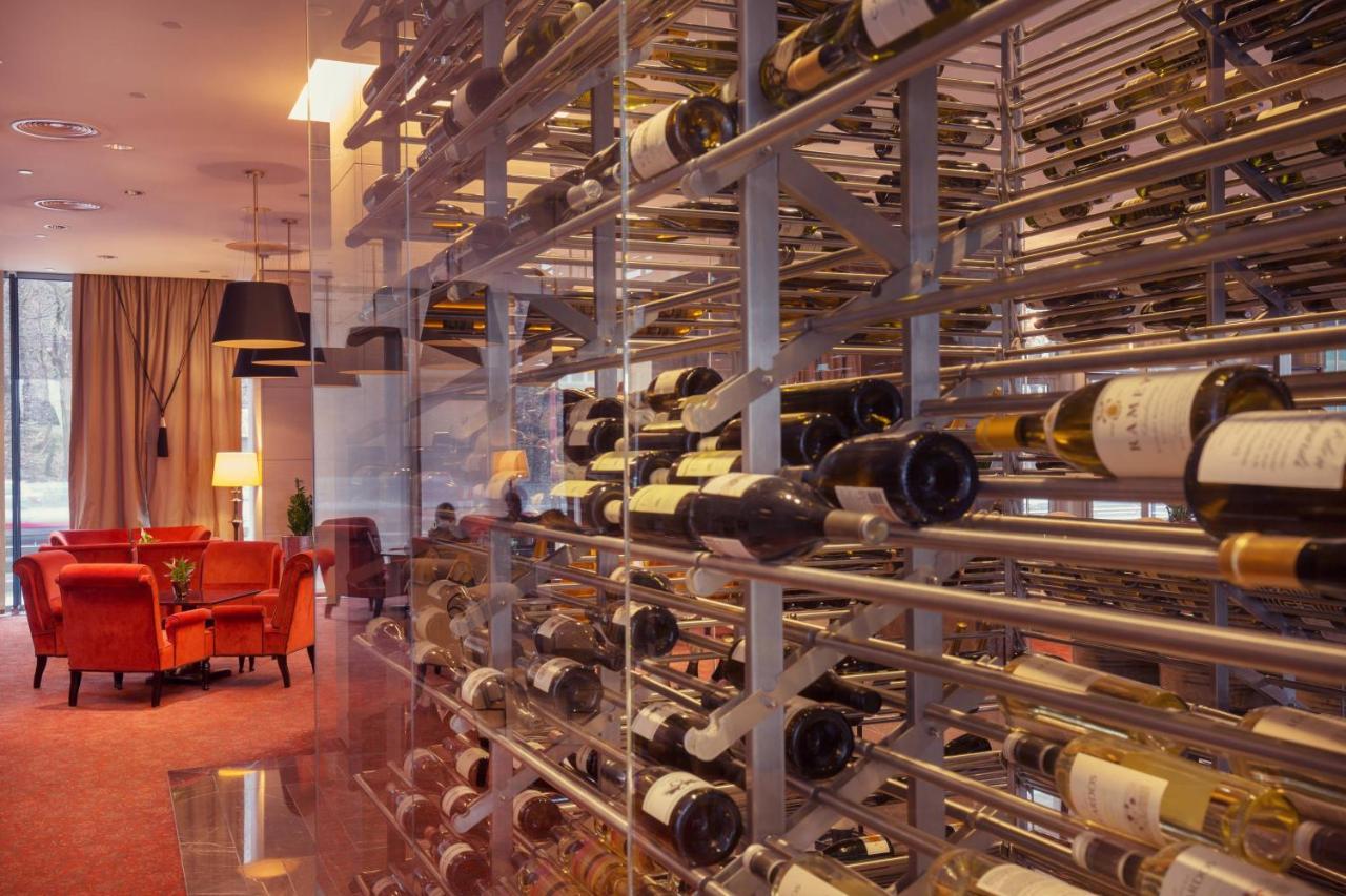 河滨公园大酒店-奢华精选 布拉迪斯拉发 外观 照片 Wine rack