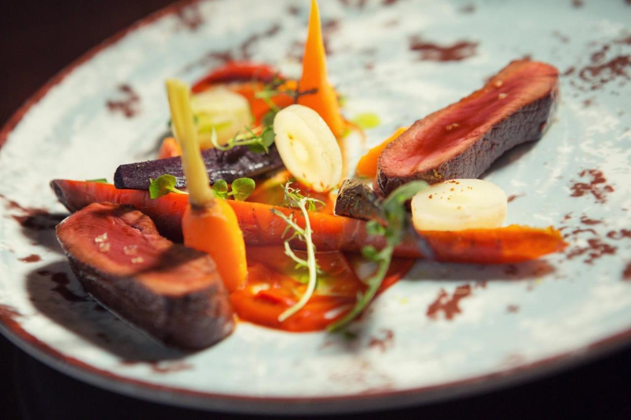 河滨公园大酒店-奢华精选 布拉迪斯拉发 外观 照片 A plate of duck confit with vegetables