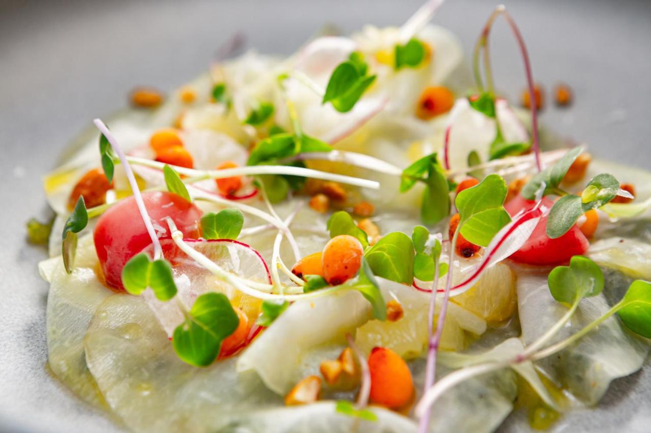 河滨公园大酒店-奢华精选 布拉迪斯拉发 外观 照片 A salad with microgreens
