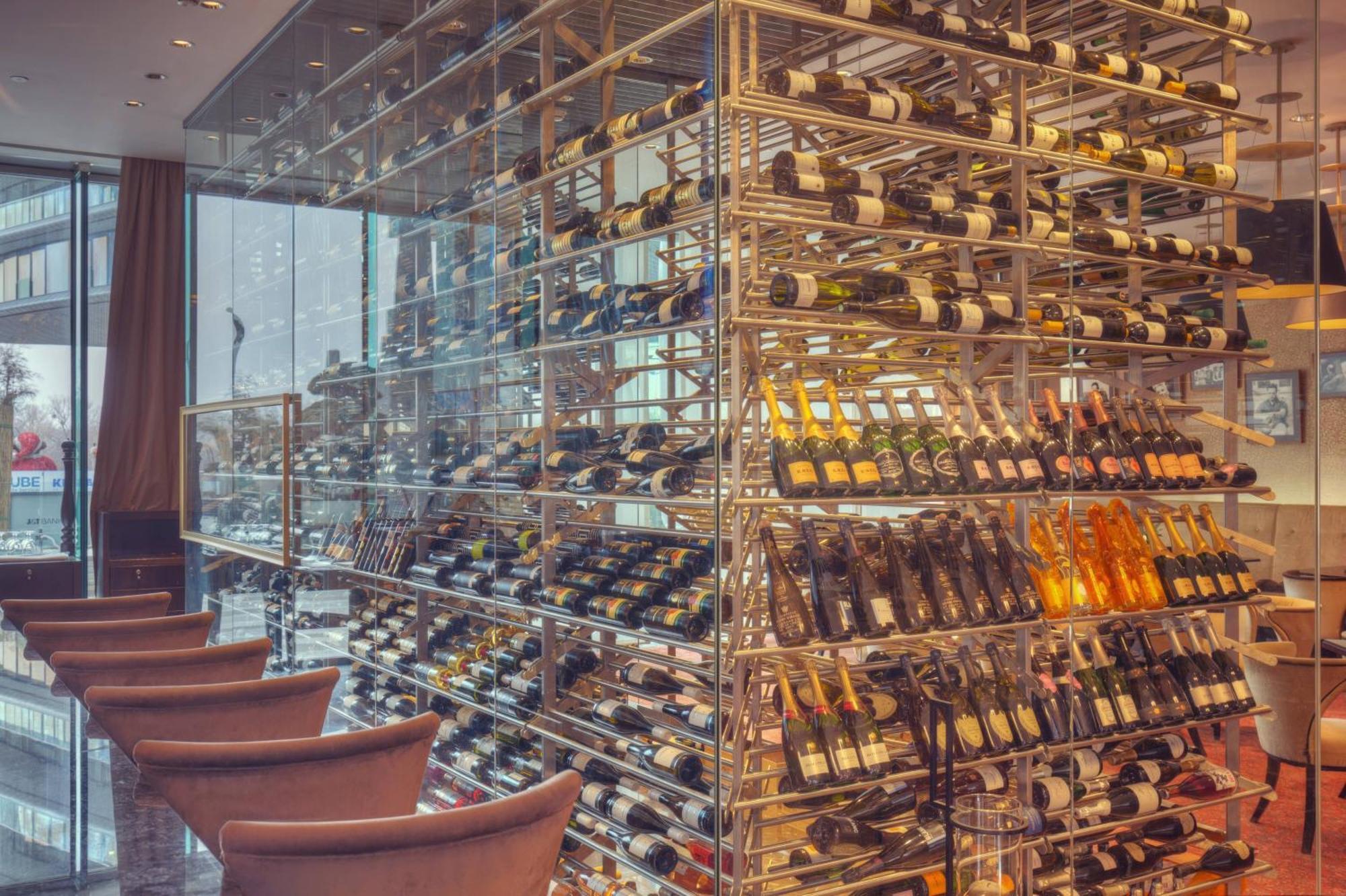 河滨公园大酒店-奢华精选 布拉迪斯拉发 外观 照片 Wine rack