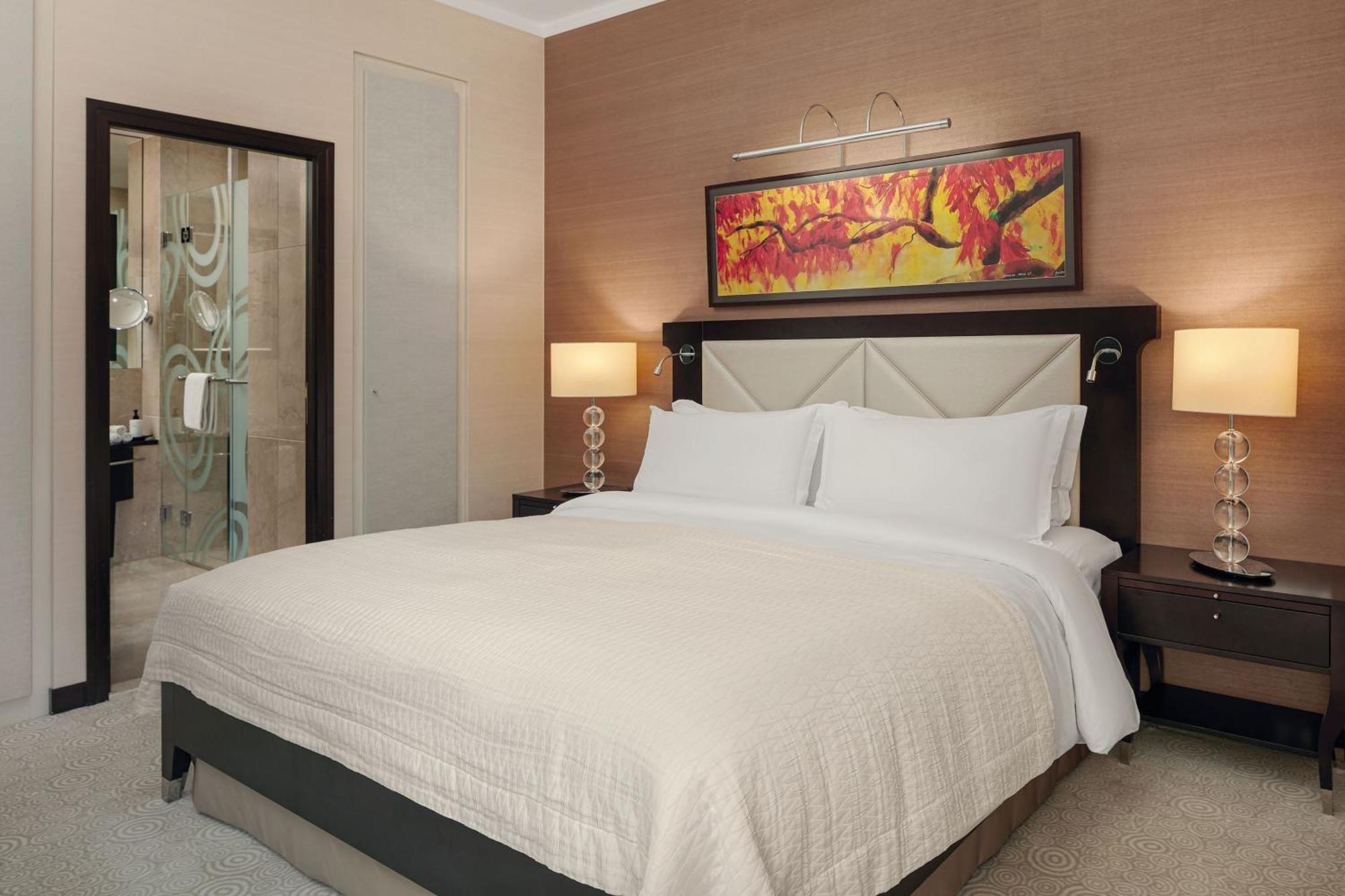 河滨公园大酒店-奢华精选 布拉迪斯拉发 外观 照片 A bedroom at the Hilton London Heathrow