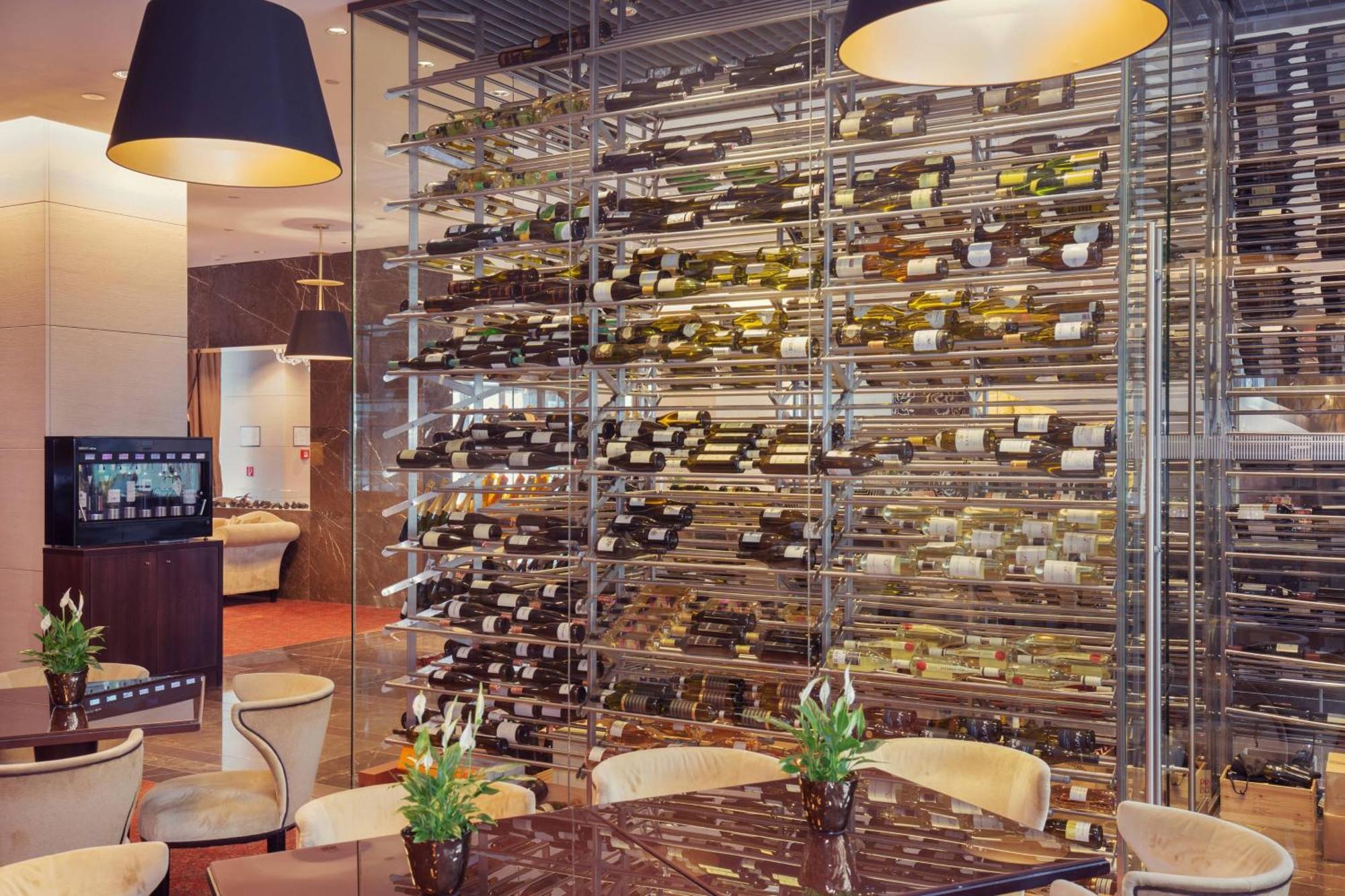 河滨公园大酒店-奢华精选 布拉迪斯拉发 外观 照片 Wine rack