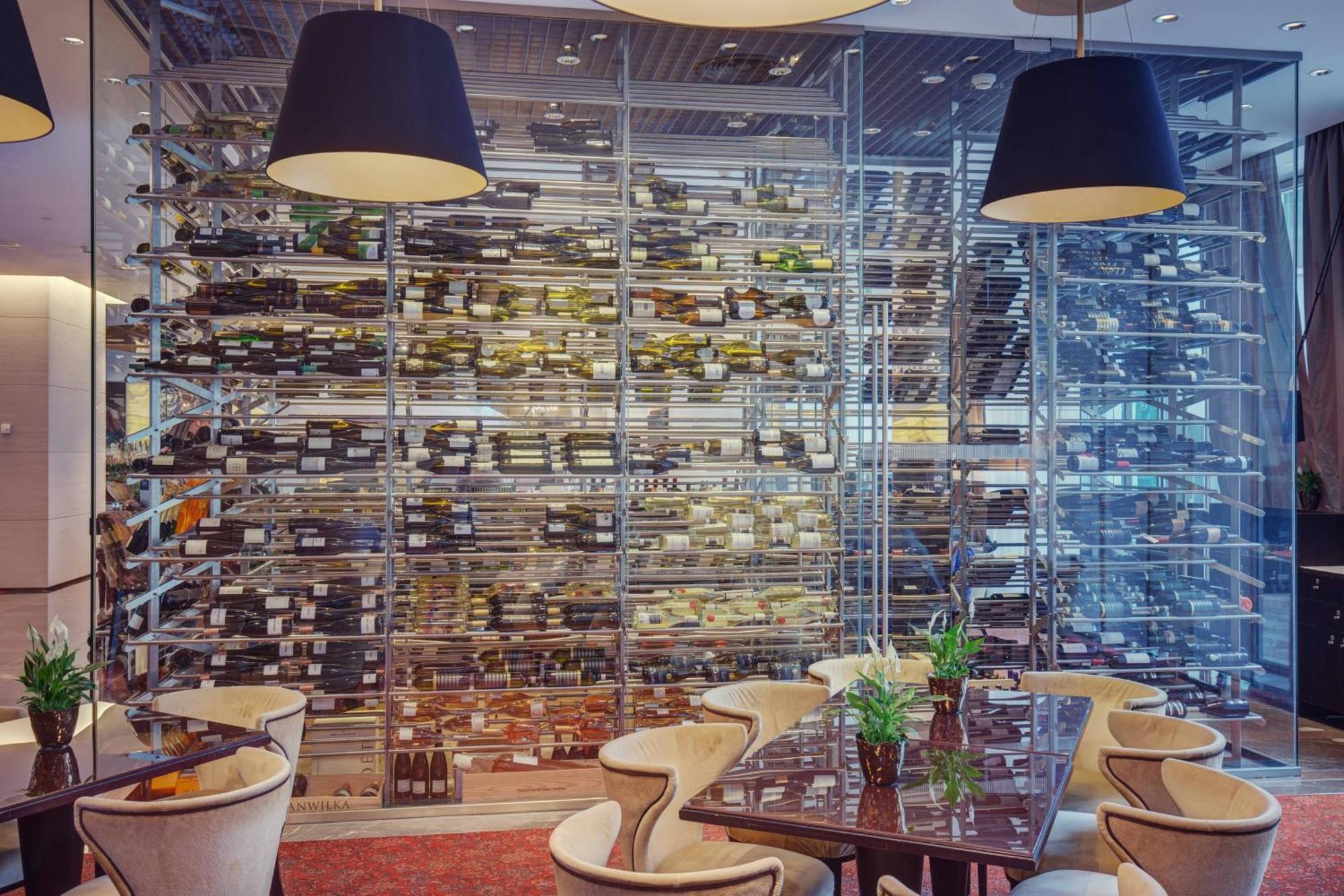 河滨公园大酒店-奢华精选 布拉迪斯拉发 外观 照片 Wine wall at the restaurant